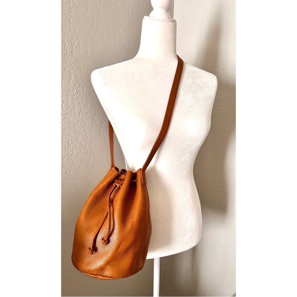 Leather Baggu bucket bag in cognac brown